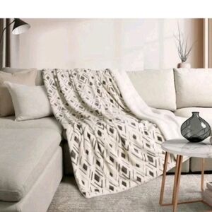 Life Comfort Ultimate Faux Fur Luxurious Reversing To Plush Throw 60x70 Newseal